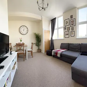 Cosy Town Centre Close To Bournemouth