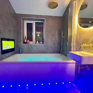 Coastline Retreats: Beachside Luxury With Jet Bath & Entertainment Bournemouth