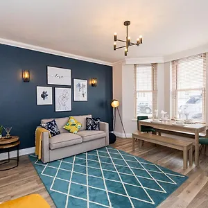 Stylish With Garden Near The Bournemouth